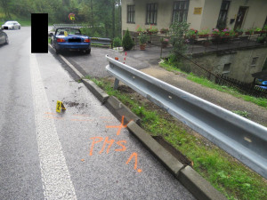 Řidič nezvládl na mokré vozovce zatáčku a způsobil devadesátitisícovou škodu