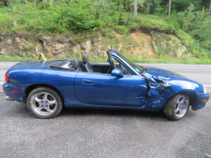 Řidič nezvládl na mokré vozovce zatáčku a způsobil devadesátitisícovou škodu