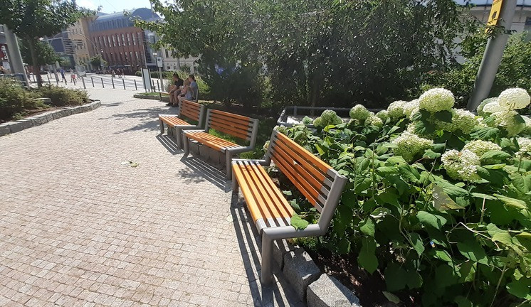 Ze Soukenného náměstí zmizela skoro polovina laviček. Město je dá na jiná místa