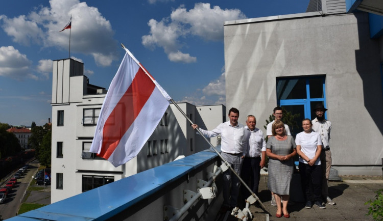 Na Krajském úřadě visí vlajka Běloruska jako symbol úcty k obětem nedávných událostí