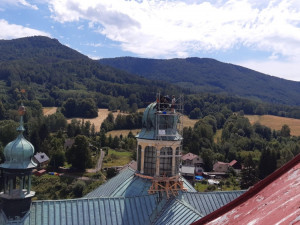 V Hejnicích bojují o záchranu věže nad kupolí hejnického chrámu, špatný stav odhalili náhodou