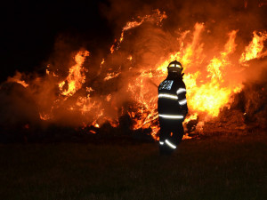 V noci zasahovali hasiči ve Vraťáku u požáru slámy