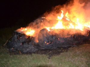 V noci zasahovali hasiči ve Vraťáku u požáru slámy