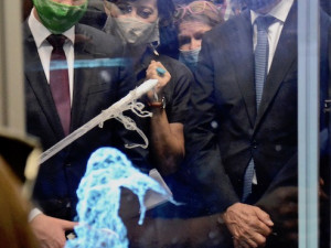 Oba politici si prohlédli laboratoře TUL