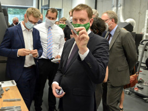 Oba politici si prohlédli laboratoře TUL