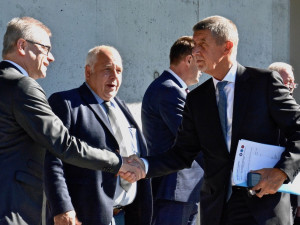 Premiér Babiš po příjezdu nauniverzitu