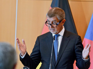 Premiér Babiš na briefingu v knihovně.