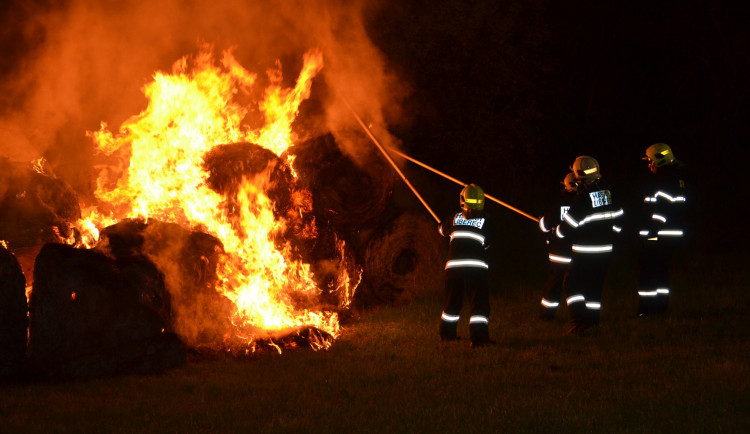 V noci zasahovali hasiči ve Vraťáku u požáru slámy