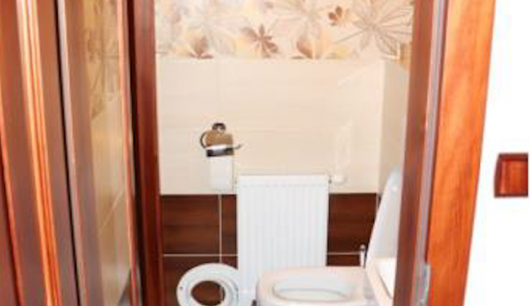 Zloděj se nakonec zamkl na záchodě