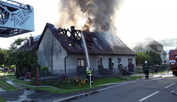 Hasiči zasahují u požáru rodinného domu v Hodkovicích