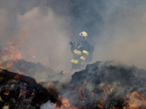 Policie hledá svědky tří požárů ve Vratislavicích. Balíky sena může někdo zapalovat