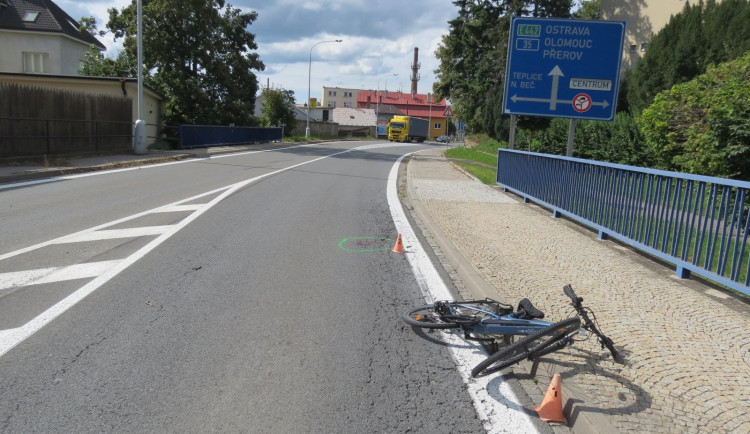 Řidič bílé dodávky srazil při předjíždění cyklistku na elektrokole a z místa nehody ujel. Pátrá po něm policie