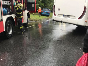 Krev a panika. Na Kunratické se srazil autobus s osobním autem, pět zraněných