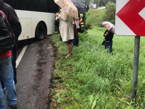 Srážka autobusu s autem na Kunratické. Na místě jsou zranění, silnice je uzavřená