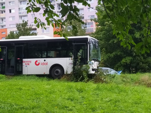 Krev a panika. Na Kunratické se srazil autobus s osobním autem, pět zraněných