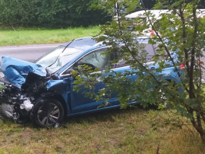 Krev a panika. Na Kunratické se srazil autobus s osobním autem, pět zraněných