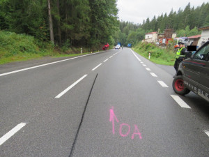 Řidička nezvládla jízdu na mokrém povrchu, dostala smyk a skončila na střeše