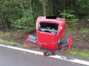 Řidička nezvládla jízdu na mokrém povrchu, dostala smyk a skončila na střeše