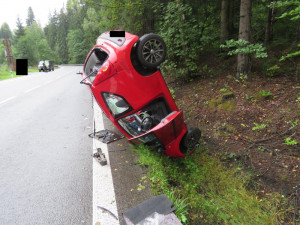Řidička nezvládla jízdu na mokrém povrchu, dostala smyk a skončila na střeše