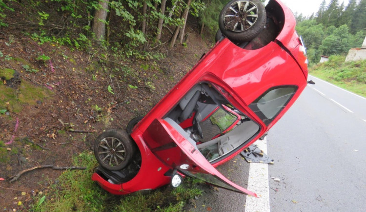 Řidička nezvládla jízdu na mokrém povrchu, dostala smyk a skončila na střeše