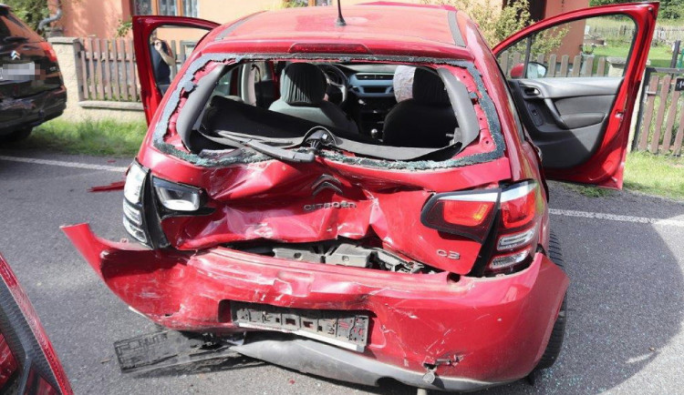 Nebyla připoutaná a dostala pokutu, po chvíli ženě pás při nehodě zachránil život