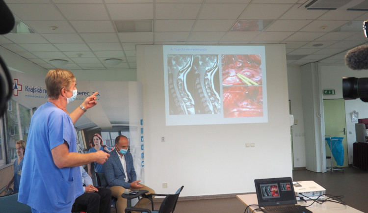 Liberecká nemocnice získala certifikát pro operace páteře