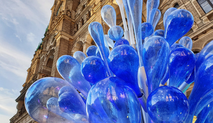 Na náměstí v Liberci je čtyřmetrová plastika ze skla a železa od Jiřího Pačinka