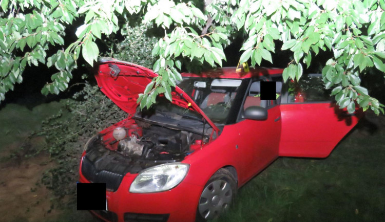 Sjel ze silnice a auto zapíchl do hromady tlejícího sena. Řidič nadýchal skoro 3,5 promile