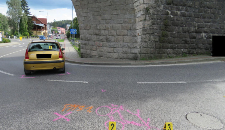 Srážka auta s cyklistou. Řidička na stopce nedala přednost