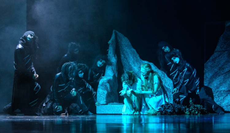 První baletní premiéra letošní sezony. Na prkna Šaldova divadla se sneslo Sedmero krkavců