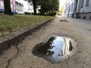 Lidem v Ruprechticích vadí z poloviny opravené náměstí. Další úpravy jsou v plánu, hájí se radnice