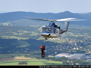 FOTO: Na Ještědu trénovali letečtí záchranáři