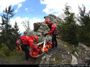 FOTO: Na Ještědu trénovali letečtí záchranáři