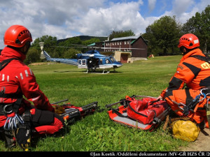 FOTO: Na Ještědu trénovali letečtí záchranáři