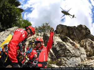FOTO: Na Ještědu trénovali letečtí záchranáři