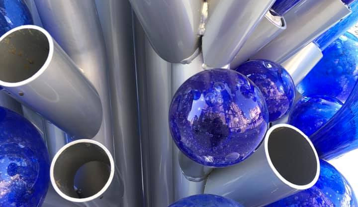 Pačinkovu plastiku na Benešáku už stihl poničit vandal, sám skončil pořezaný v nemocnici