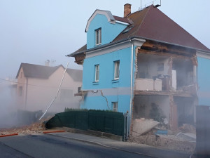 Na Františkově se zřítila část rodinného domu, objekt je podle hasičů velmi nestabilní