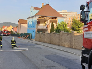 Na Františkově se zřítila část rodinného domu, v noci proběhla řízená demolice