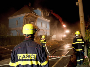 Na Františkově se zřítila část rodinného domu, v noci proběhla řízená demolice