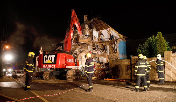 Na Františkově se zřítila část rodinného domu, v noci proběhla řízená demolice