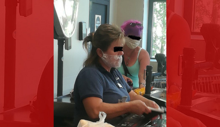 Prodavačka jednoho z olomouckých Lidlů obsluhovala v roušce ze záclony. Reakce rozbouřily internet