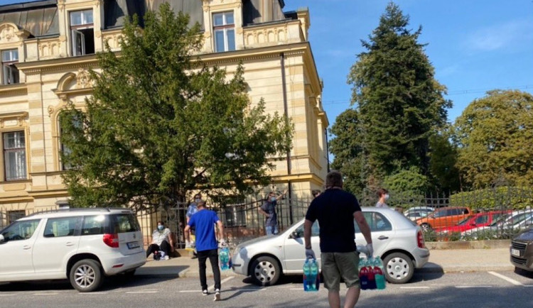 Lidé museli na test čekat několik hodin na ulici.