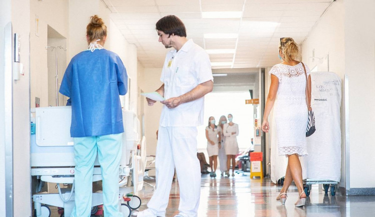 Liberecká nemocnice kvůli koronaviru zakázala návštěvy. Otcové k porodu mohou