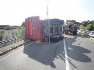 Na mostě nad pětatřicítkou mezi Turnovem a Libercem se převrátil přívěs. Obsah se vysypal na silnici