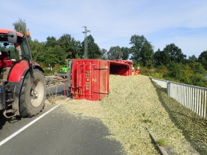 Na mostě nad pětatřicítkou mezi Turnovem a Libercem se převrátil přívěs. Obsah se vysypal na silnici