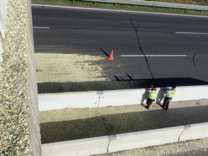 Na mostě nad pětatřicítkou mezi Turnovem a Libercem se převrátil přívěs. Obsah se vysypal na silnici