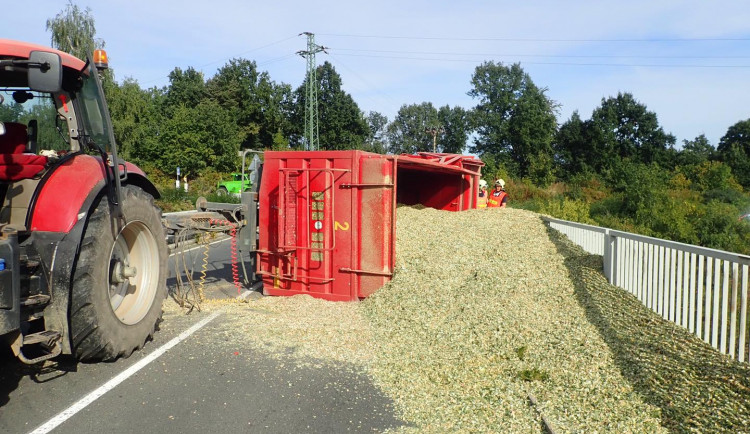 Převrácený přívěs.