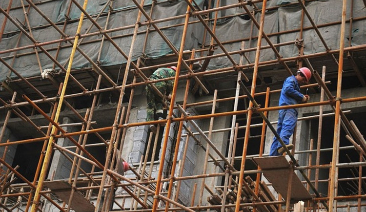 Tragická nehoda v Přerově. Dělník pád z lešení nepřežil