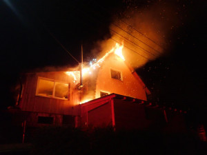 Víkendové noční požáry. Hořel rodinný dům i garáž