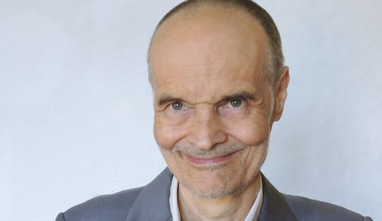 Usmívejte se na lidi, ale třeba i na věci, přírodu nebo svoji snídani, říká psychiatr Karel Nešpor